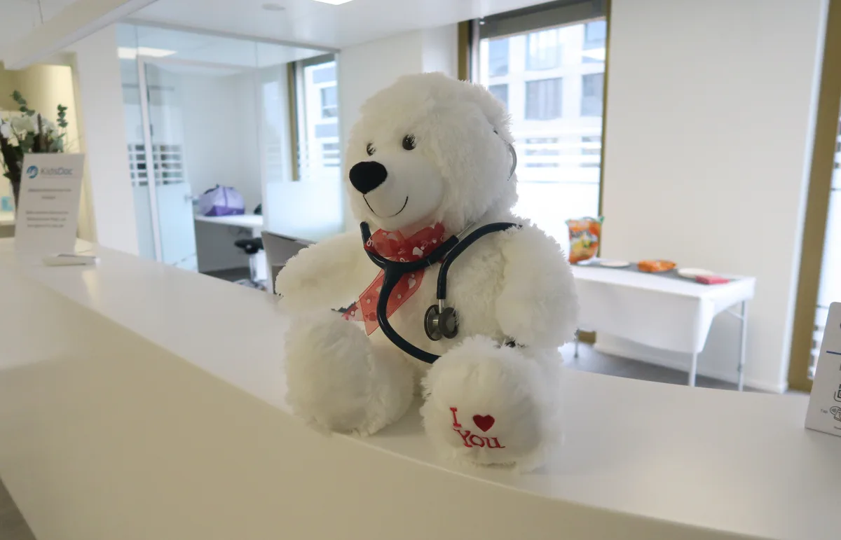 Ein Plüscheisbär auf der Theke einer Kinderarztpraxis.